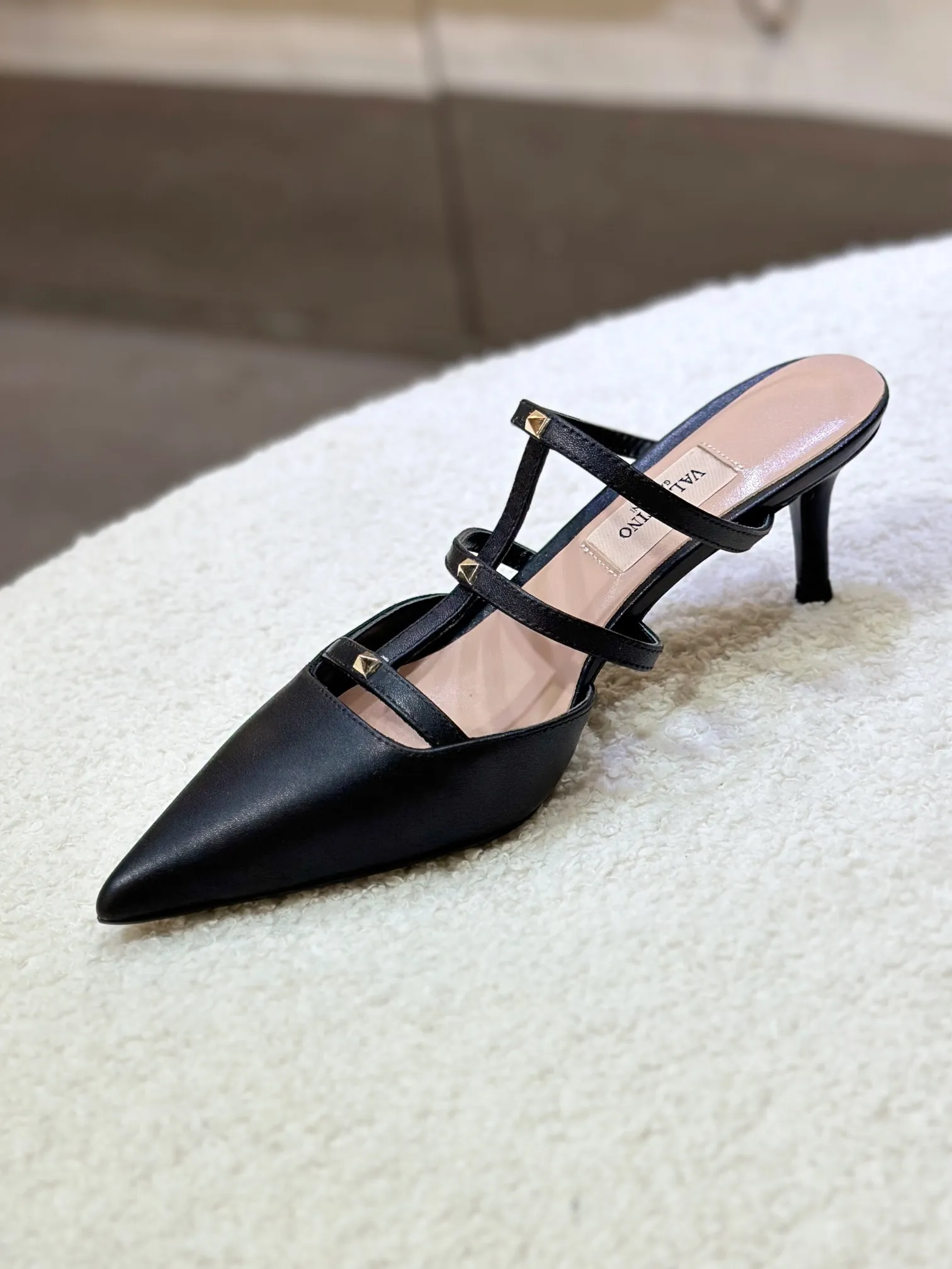 👟👟Ex-factory price 540👟👟 🛒 VALENTINO 2024 latest ROCKSTUD rivet decorated three-strap back hollow sandals🔥🔥🔥 🕳️🕳️🕳️ ●━━━━━━─────────✔Exclusive original 1-1 development, no product without original version (made entirely of genuine leather🉑️Shop around) 〰 ɪɴѓᴏʀᴍᴀᴛɪᴏɴ 〰 Buckle: Pyramid rivet 0.5X0.5 hardware Material: calfskin + pyramid rivets Lining: full-grain sheepskin Outsole: Italian through-dyed cowhide Midsole: Italian original craft material Process: computer stitching, machine shaping Heel height: 6.0cm Color: black, off-white, apricot powder Ready stock code: 35 36 37 38 39 Ready stock Customized code: 34 40 41 No return or exchange